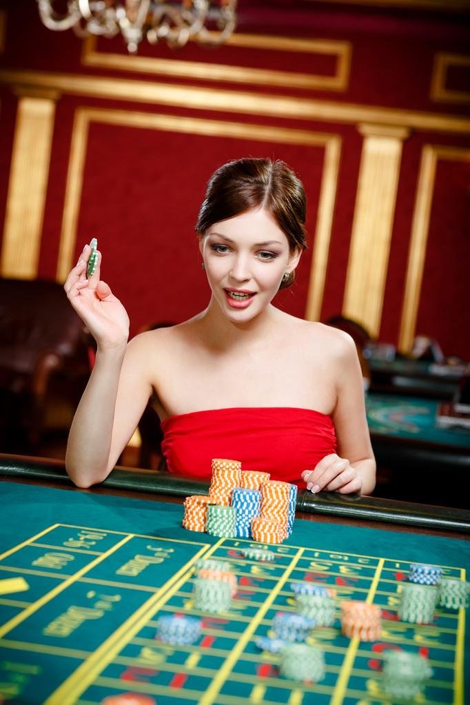 Pemain menikmati permainan Live Casino dengan dealer profesional di empir88